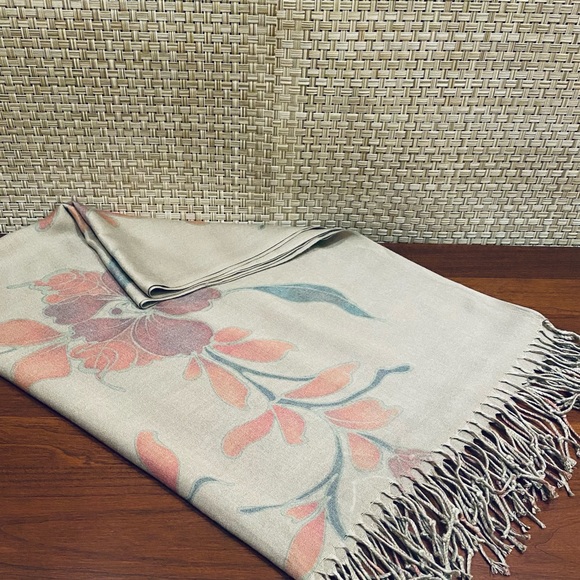 🌟HP🌟NWOT Cotton Khaki Floral Fringed Wrap - Picture 3 of 8